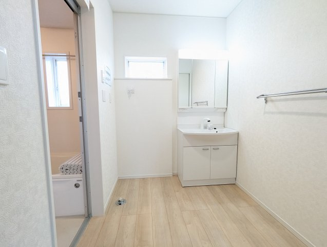 ひたちなか市磯崎町　第３の独立洗面台|広々脱衣スペース！毎朝おしゃれに忙しい女性の方にうれしいポイントです！