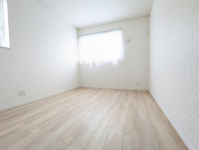 ひたちなか市磯崎町　第３の前面道路含む現地写真|いつかは子供部屋として使いたい...お子様の成長に合わせて机やベッドを配置し将来を見越しての住まいを～