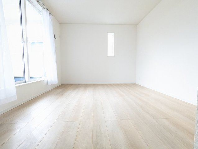 ひたちなか市磯崎町　第３の洋室|バルコニーに面した明るい洋室です。採光・通風が良く毎朝気持ち良く起床ができ・・日中も日差しが降り注ぐ～暖かいお部屋です