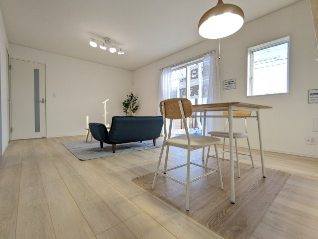 ひたちなか市磯崎町　第３の居間・リビング|木のぬくもりを感じるキッチンカウンター。大きな窓があり陽射しが差し込みます。お子様の目を離すことなく片付け・お料理ができ安心です