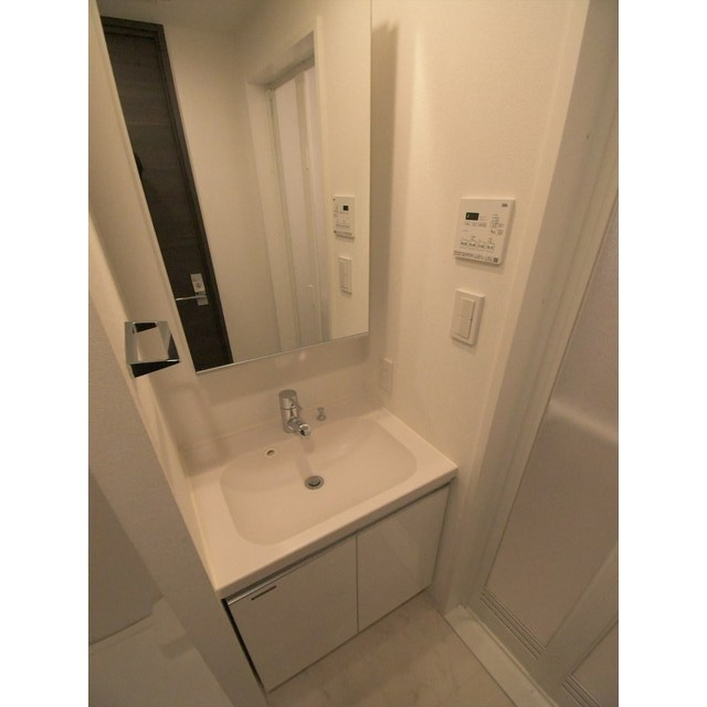 ルネサンスコート新宿余丁町の洗面所|ゆったりとスペースのある洗面所