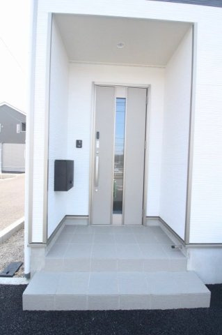 小山市東間々田2丁目　第7　4号棟の玄関|落ち着いたデザインの玄関ドアが住まいの第一印象を演出！屋根付きで雨の日も安心です！