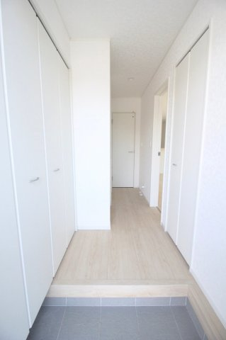 小山市東間々田2丁目　第7　4号棟の玄関|ゆとりのある玄関ホールは家族みんなが出入りしやすく、明るい空間が広がります！