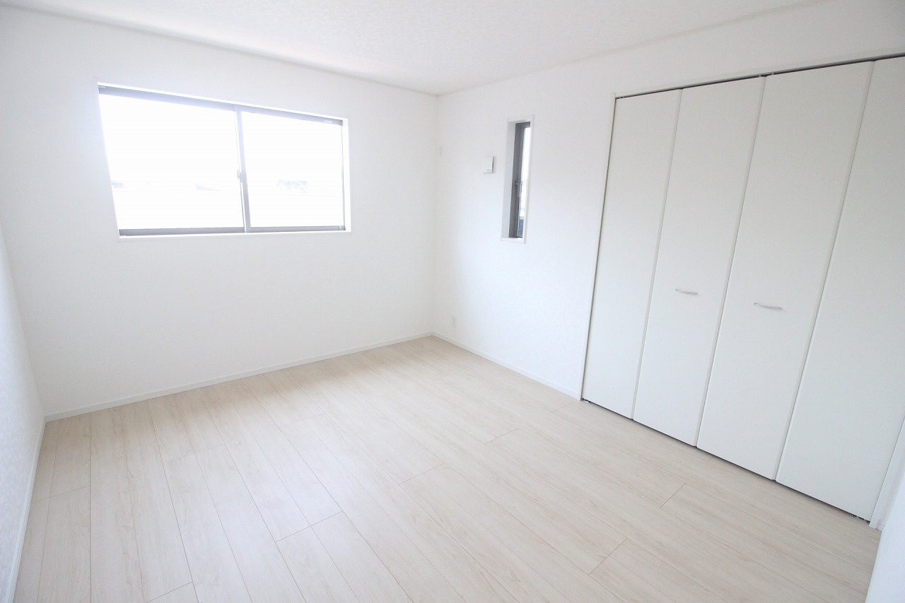 小山市東間々田2丁目　第7　4号棟の洋室|2階南西側の7帖洋室は、2面採光で明るく開放感のある主寝室にもおすすめのお部屋です！