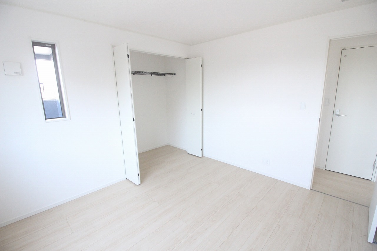 小山市東間々田2丁目　第7　4号棟の洋室|クローゼット付き！お洋服や季節物もすっきり収納できます！