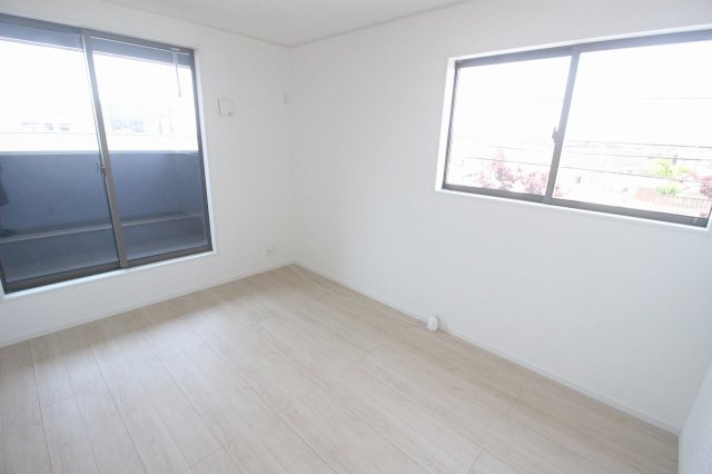 小山市東間々田2丁目　第7　4号棟の寝室|2階北西側の6.5帖主寝室は、バルコニーに面した明るい空間で朝の目覚めも気持ちよく迎えられます！