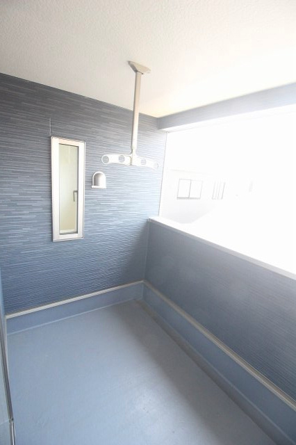 小山市東間々田2丁目　第7　4号棟のバルコニー|屋根付きバルコニーは急な雨でも安心！洗濯物も干しやすく家事動線も良好です！