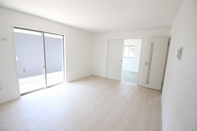 小山市東間々田2丁目　第7　4号棟の居間・リビング|隣の4.5帖和室とつなげて使えば、さらに広々とした団らん空間になります！