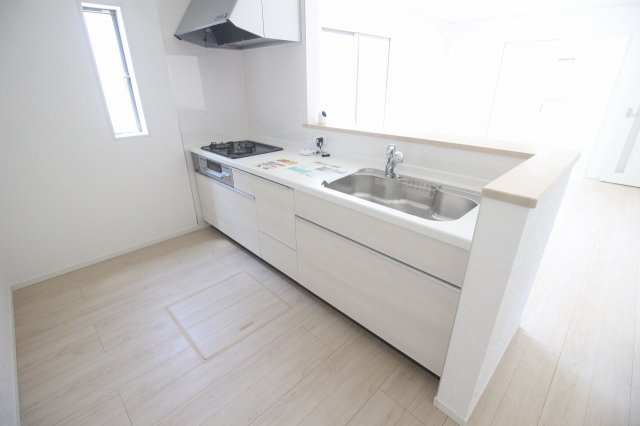 小山市東間々田2丁目　第7　4号棟のキッチン|対面キッチンからLDK全体を見渡せるので、お料理をしながら家族との会話も楽しめますね！