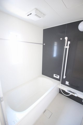 小山市東間々田2丁目　第7　4号棟の浴室|アクセントパネルがおしゃれな浴室！浴室乾燥機付きなので、雨の日のお洗濯にも便利です！