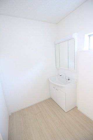 小山市東間々田2丁目　第7　4号棟の脱衣所|ゆとりのある脱衣スペースは洗濯機を置いても動きやすく、毎日の家事もしやすい設計です！
