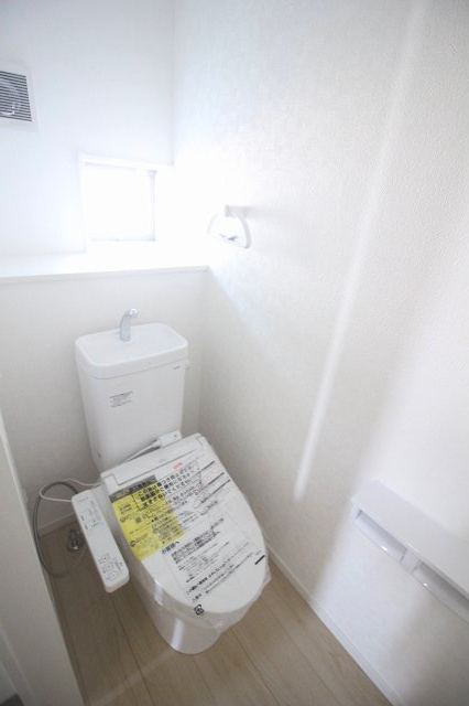 小山市東間々田2丁目　第7　4号棟のトイレ|1階トイレは窓付きで換気もしやすく、ウォシュレット機能付きで快適に使えます！