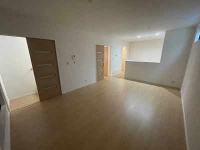 【内観：施工例】 | 【プレイワーク鳥飼本町3丁目】鳥飼北小・新築建売・4LDK | ゆったり過ごせるリビングです