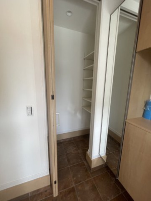 【内観：施工例】 | 【プレイワーク鳥飼本町3丁目】鳥飼北小・新築建売・4LDK | 便利な収納スペースです