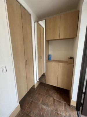 【内観：施工例】 | 【プレイワーク鳥飼本町3丁目】鳥飼北小・新築建売・4LDK | 落ち着いた玄関です