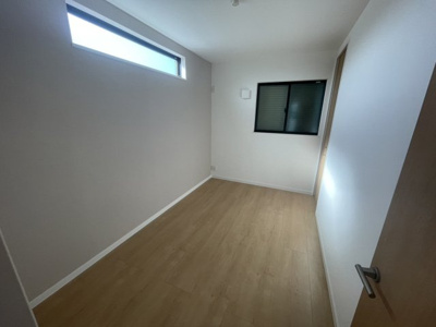 【内観：施工例】 | 【プレイワーク鳥飼本町3丁目】鳥飼北小・新築建売・4LDK | 個人の部屋や寝室として使える洋室です