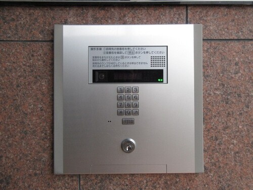 ライオンズマンション戸塚第５のセキュリティ|エントランス：オートロック操作盤     （2025年12月撮影）
