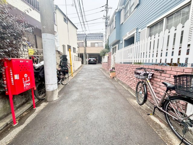 中野区大和町2丁目　建築条件無し売地の前面道路含む現地写真|2026.02.07撮影

現地ご見学希望・資料請求などお気軽にお問い合わせ下さい！
03-5990-5201