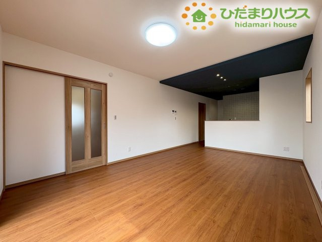行田市佐間　第3期　新築一戸建て　ワイウッドコート　03の収納|玄関を入ってすぐの場所に配置された、可動棚付きのシューズクロークです！ベビーカーや雨具、アウトドア用品などを外から帰ってそのまま収納できるため、玄関をいつでも綺麗に維持できます◎