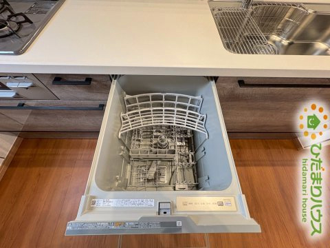 行田市佐間　第3期　新築一戸建て　ワイウッドコート　03のキッチン|手元が隠れる立ち上がり壁を設けた、対面式のシステムキッチンです！落ち着いたカラーの扉デザインがお部屋の雰囲気にマッチしており、広い調理スペースで毎日のメニュー作りも手際よくこなせます♪