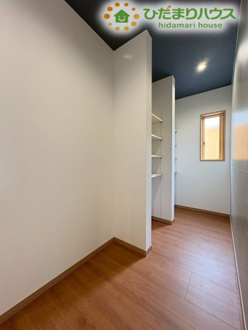 行田市佐間　第3期　新築一戸建て　ワイウッドコート　03の設備|毎日の食器洗いの手間を大幅に軽減してくれる、便利なスライドオープン式の食器洗い乾燥機です！手洗いよりも節水ができるほか、高温で一気に洗い上げるため、油汚れもすっきりと綺麗に落とせます！