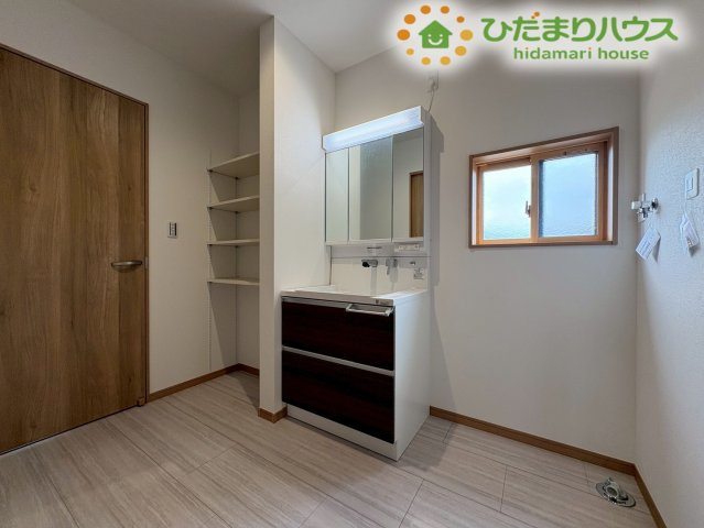 行田市佐間　第3期　新築一戸建て　ワイウッドコート　03の収納|キッチンの近くに配置された3帖のパントリーです！これだけあれば食材や日用品のストックも沢山できちゃいますね( *´艸｀)