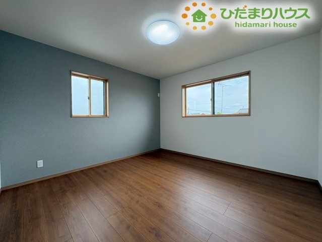 行田市佐間　第3期　新築一戸建て　ワイウッドコート　03のトイレ|スッキリとした印象の、清潔感溢れる温水洗浄便座付きのトイレです！背面にスリムな収納棚が備わっており、トイレットペーパーの予備やお掃除シートなどを、外から見えないように綺麗に隠して片付けられます♪