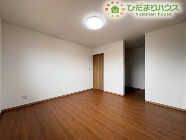 行田市佐間　第3期　新築一戸建て　ワイウッドコート　03の寝室|ブルーのアクセントクロスが爽やかで落ち着いた印象を与える、広々とした洋室です！2面に配置された窓から心地よい風が通り抜けるため、1日の疲れを癒す主寝室としてゆったりと静かに過ごせます★