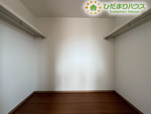 行田市佐間　第3期　新築一戸建て　ワイウッドコート　03の寝室|ベッドやサイドテーブルを配置してもスペースに十分なゆとりがあります！明るい壁紙と深みのあるフローリングのコントラストが美しく、お好みのインテリアを自由にレイアウトできます！