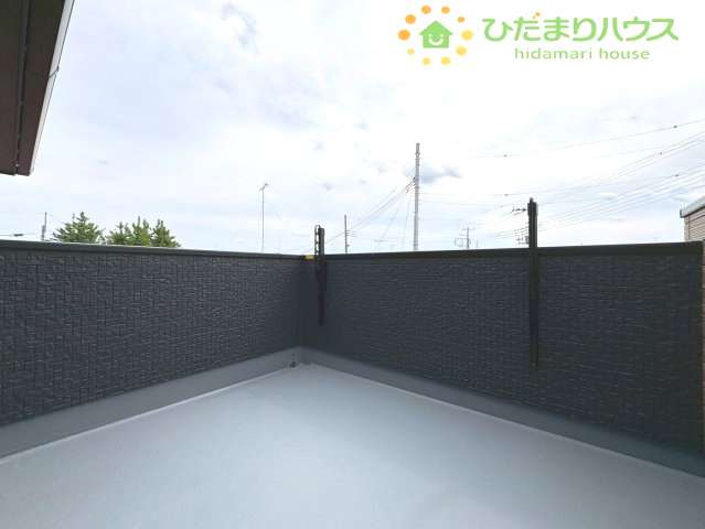行田市佐間　第3期　新築一戸建て　ワイウッドコート　03の収納|ハンガーパイプ付きの大容量のウォークインクローゼットです！洋服を掛けたまま収納できるため衣替えの手間が省けるほか、足元にケースを置いてバッグ等もスッキリ収まります◎