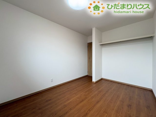 行田市佐間　第3期　新築一戸建て　ワイウッドコート　03の子供部屋|窓から明るい光が差し込む洋室です。収納スペースがありお部屋の中に余計な収納家具を置く必要がないため、デスクやベッドを配置してもお子様がのびのびと過ごせる広さを確保できます♪