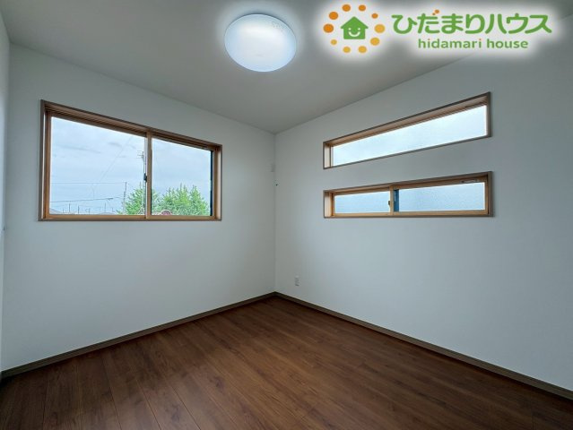 行田市佐間　第3期　新築一戸建て　ワイウッドコート　03の子供部屋|白を基調とした壁紙が光を綺麗に反射し、室内をより一層広く明るく見せてくれます！シンプルな内装デザインになっているため、お子様の成長や好みの変化に合わせたお部屋の模様替えもスムーズに楽しめます！