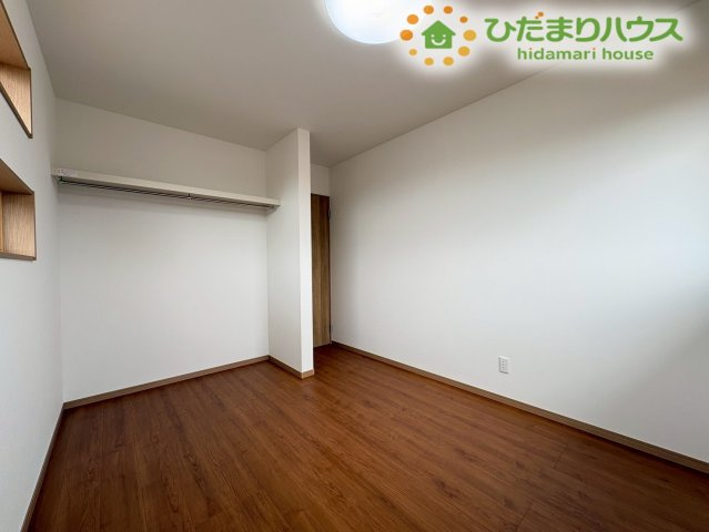 行田市佐間　第3期　新築一戸建て　ワイウッドコート　03の洋室|2階にある3つ目の洋室も風通しが良く、大変居心地の良い空間です！子供部屋としてはもちろん、リモートワーク用の書斎や、お気に入りの道具を並べる趣味のお部屋としてもマルチに使えます！