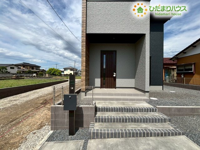行田市佐間　第3期　新築一戸建て　ワイウッドコート　03の玄関|道路からのアプローチに高級感のある敷石風のデザインを採用した、お洒落な玄関まわりです！深い軒があるので雨の日でも濡れずに傘を閉じることができ、カバンから鍵を落ち着いて出し入れできます！