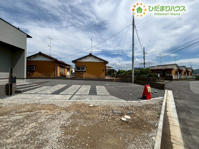 行田市佐間　第3期　新築一戸建て　ワイウッドコート　03の駐車場|敷地内には普通乗用車をしっかりと並列で駐車できる、ゆとりのあるカースペースがございます！前面道路からの進入もしやすく、段差がないため、運転が苦手な方でも落ち着いて出し入れができて安心です!(^^)!