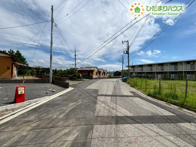 行田市佐間　第3期　新築一戸建て　ワイウッドコート　03の前面道路含む現地写真|前面道路幅は8ｍとゆとりがあり、車のすれ違いもスムーズに行える落ち着いた環境です！南西道路につき日当たり良好な物件です◎