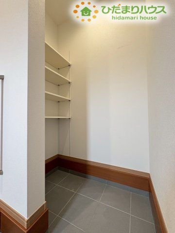 行田市佐間　第3期　新築一戸建て　ワイウッドコート　03の玄関|横幅のあるロータイプのシューズボックスが設置された、開放感のある玄関空間です！カウンター部分にお気に入りの小物を飾れるほか、小窓から自然光が差し込むため、いつでも明るい印象を保てます☆彡