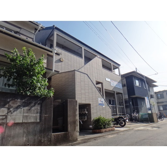 福岡市城南区田島４丁目のアパートのエントランス