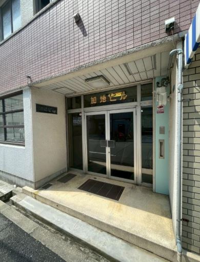 加地ビルのエントランス
