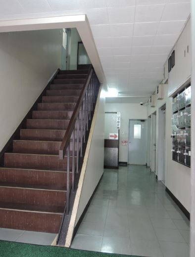 加地ビルのエントランス