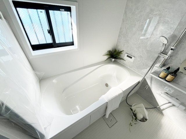 【浴室】 | 練馬区大泉学園町1丁目　新築一戸建住宅　全6棟　(保谷店) | 1日の疲れを癒す広々としたバスルーム。浴室乾燥機が備わり、天候を気にせず洗濯物を干すことが可能です。※画像内の家具、小物類等は販売価格に含まれておりません。