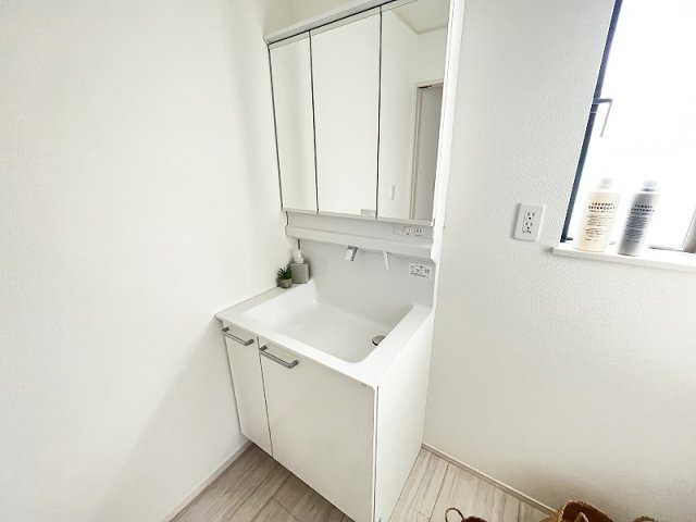 【独立洗面台】 | 練馬区大泉学園町1丁目　新築一戸建住宅　全6棟　(保谷店) | 洗面台には大きく見やすい三面鏡が付いているので、身支度がスムーズに行えます。※画像内の家具、小物類等は販売価格に含まれておりません。