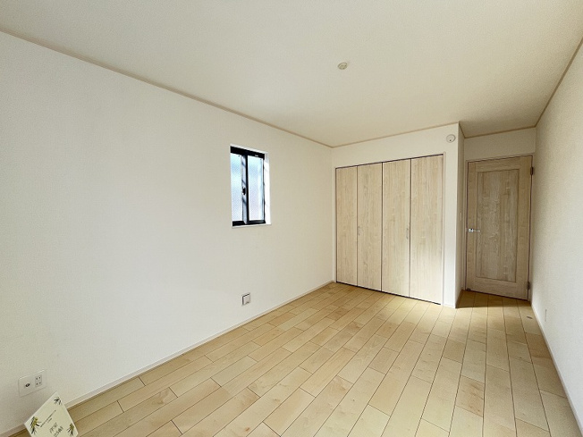 【寝室】 | 練馬区大泉学園町1丁目　新築一戸建住宅　全6棟　(保谷店) | 落ち着いた色味のクロスとフローリングでほっと一息つける空間。※画像内の家具、小物類等は販売価格に含まれておりません。