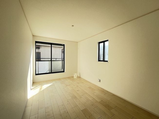 【寝室】 | 練馬区大泉学園町1丁目　新築一戸建住宅　全6棟　(保谷店) | ナチュラルな内装なのでお好みのインテリアで安らぐ癒し空間が生まれます。※画像内の家具、小物類等は販売価格に含まれておりません。