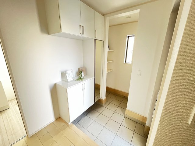 【玄関】 | 練馬区大泉学園町1丁目　新築一戸建住宅　全6棟　(保谷店) | コの字型のシューズボックスはウェルカムボードや小物類もお洒落に飾れるので自分好みのエントランスを作れます。外用品の収納に便利なSIC付です！※画像内の家具、小物類等は販売価格に含まれておりません。