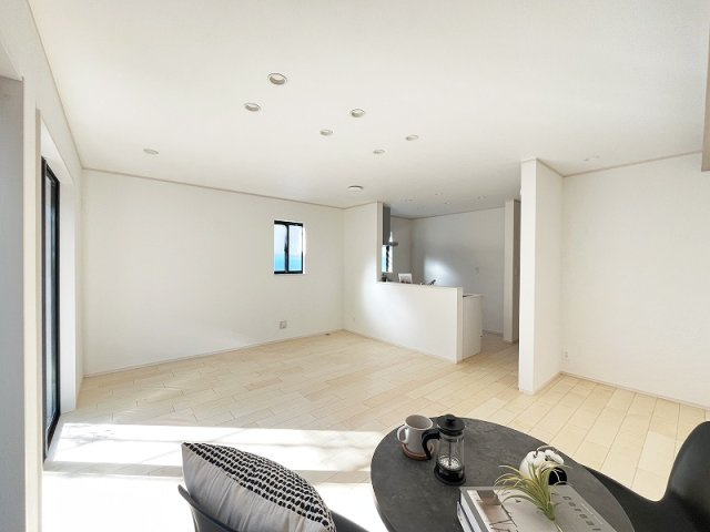 【居間・リビング】 | 練馬区大泉学園町1丁目　新築一戸建住宅　全6棟　(保谷店) | 暮らしの中心となるリビングは、ご家族で心地良く過ごせる空間に。※画像内の家具、小物類等は販売価格に含まれておりません。