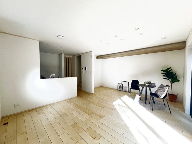 【居間・リビング】 | 練馬区大泉学園町1丁目　新築一戸建住宅　全6棟　(保谷店) | 17.1帖の広々とした空間でゆったりとお寛ぎいただけます。※画像内の家具、小物類等は販売価格に含まれておりません。