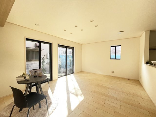 【居間・リビング】 | 練馬区大泉学園町1丁目　新築一戸建住宅　全6棟　(保谷店) | 開放的な空間でゆったりとやすらぎに包まれた時をお過ごしください。※画像内の家具、小物類等は販売価格に含まれておりません。