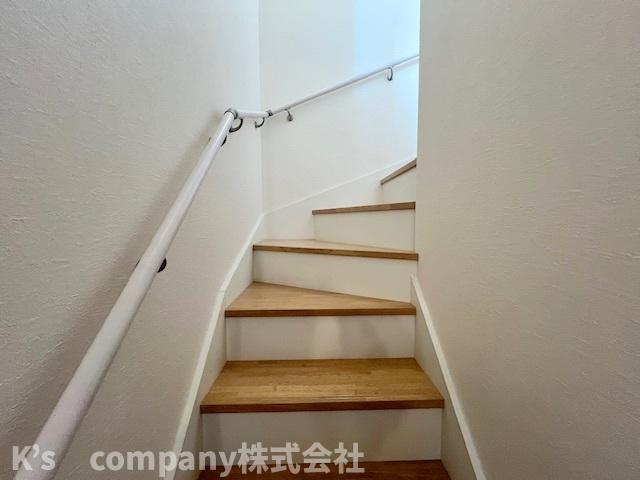●高座郡寒川町一之宮3丁目　中古戸建◎の内装|手すり付き階段♪小さいお子様やご年配にも優しい仕様です◇