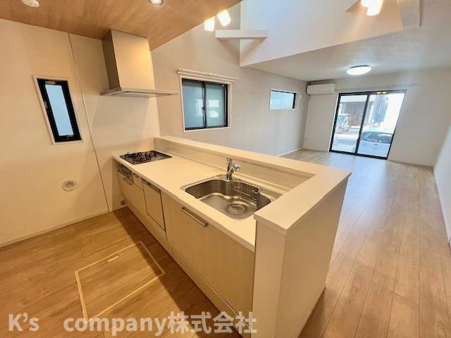 ●高座郡寒川町一之宮3丁目　中古戸建◎のキッチン|床との統一感のある温かみのあるシステムキッチン◇